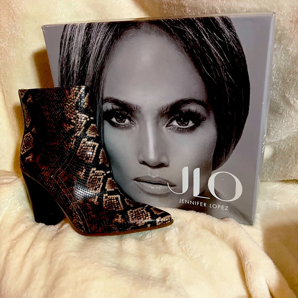 JLO Size 7 1/2 Tan Snakeskin Ankle Boot